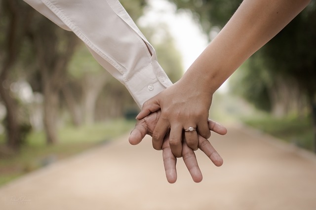 žena a muž ze seznamky se drží za ruku
