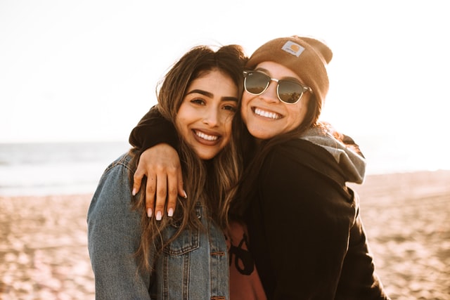 dvě ženy lesbičky se fotí u moře