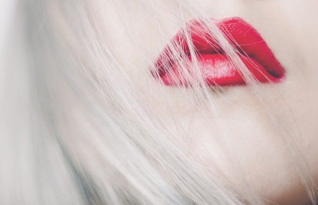 blond žena se smyslnými červenými rty