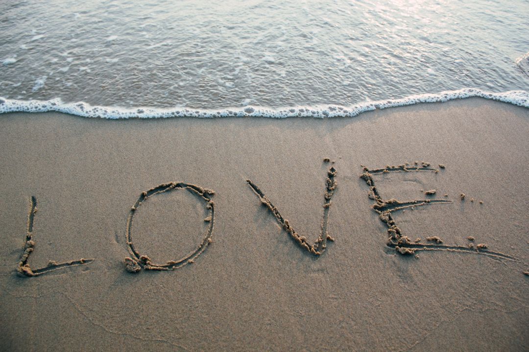 nápis love na pláži symbolizující lásku
