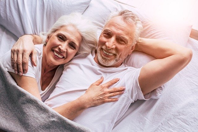 senioři v posteli znají klíč ke šťastnému vztahu