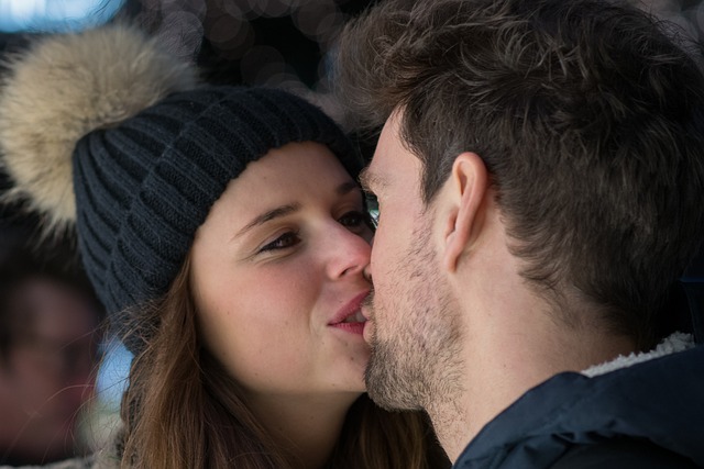 žena a muž si dávají polibek na prvním rande