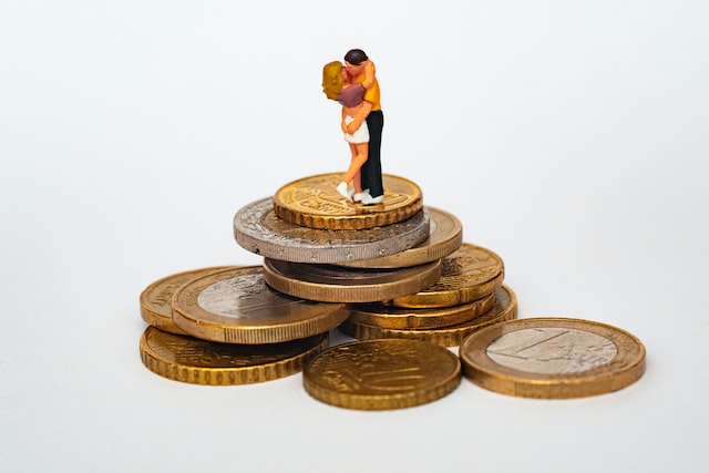 muž a žena se dohodli na financích ve vztahu