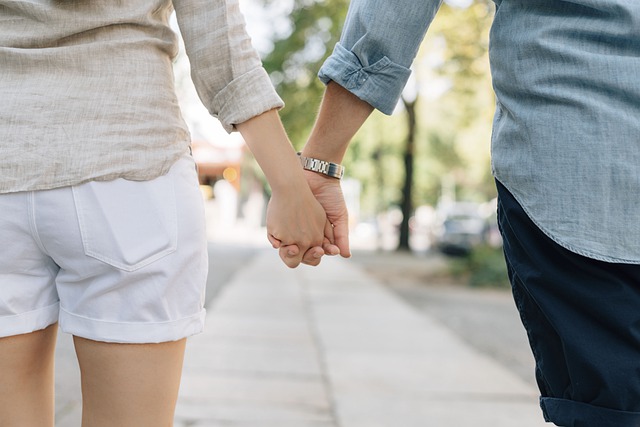 žena a muž se drží za ruce na ulici