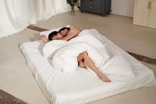 muž a žena si užívají sex v posteli