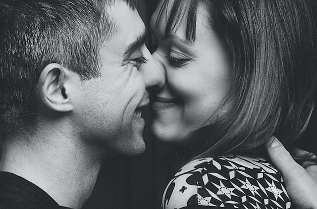 zamilovaný muž a žena si dávají polibek