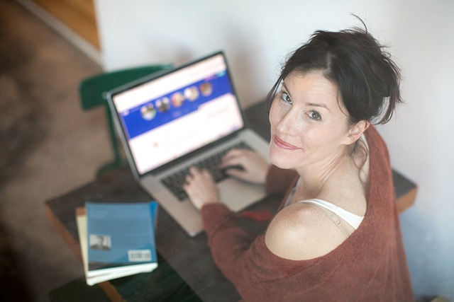 žena dělá chyby při online seznamování