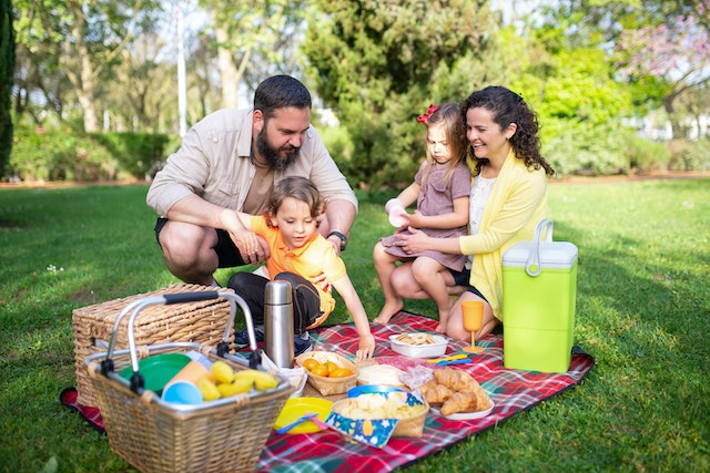 žena s dětmi a novým mužem na pikniku