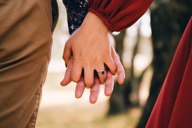 žena a muž se drží za ruce na rande v Pardubicích